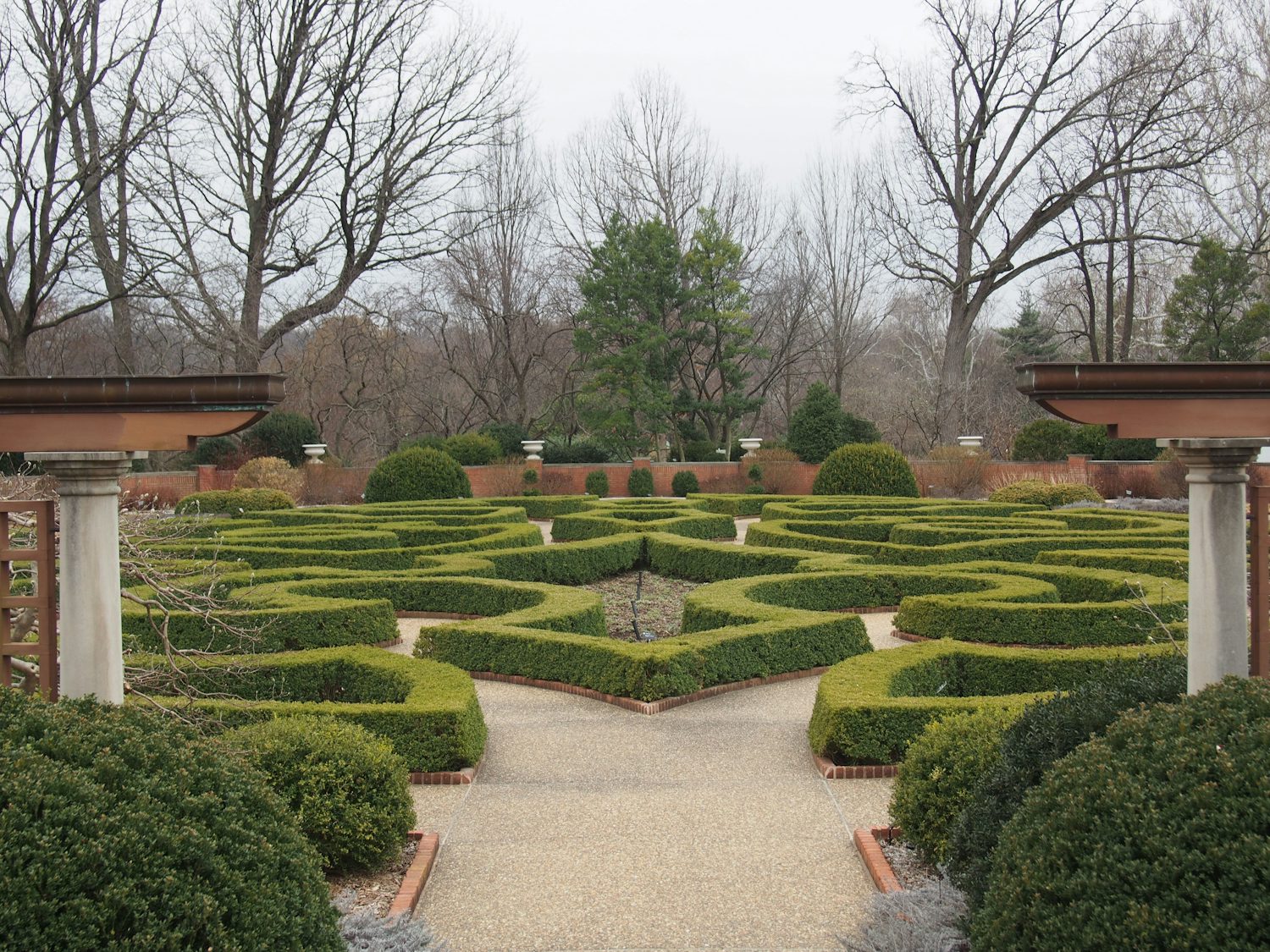 Formal garden with a circular hedge at its centre